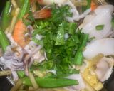 Hình bước làm 4 của món Canh chua bông điên điển ngó sen nấu cùng tôm mực