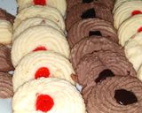 A picture of step 4 of Jam and choclate biscuits.