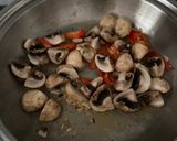 Foto langkah ke 4 dari resep Tumis brokoli wortel jamur.