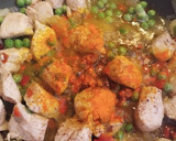 Foto del paso 3 de la receta: Arroz con pollo y aceitunas
