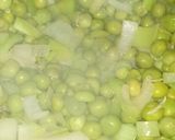 Foto del paso 2 de la receta: Sopa vegana de arvejas y puerro