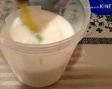 Foto del paso 2 de la receta: Como hacer yogurt natural con fresa fácil económico y rápido!!!