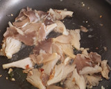 Foto del paso 2 de la receta: Revuelto de setas y gulas