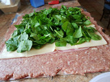 Rollo de carne relleno con jamón queso y espinaca