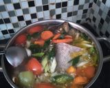 Foto langkah ke 4 dari resep Sup gurame asam segar.