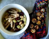 Hình bước làm 4 của món Chân gà hầm đậu táo đỏ