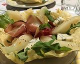 Foto del passaggio 7 della ricetta Cialde di Parmigiano con pere al vino bianco, gorgonzola e speck