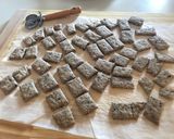 Foto del passaggio 3 della ricetta Cracker ai pomodori secchi e alle olive taggiasche