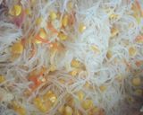 Foto langkah ke 4 dari resep Tumis sayur bihun jagung.