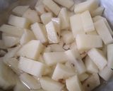 A picture of step 2 of Omelette curry with potatoes.
