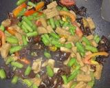 Foto langkah ke 5 dari resep Tumis Buncis Jamur Menjes.