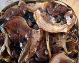 Foto del paso 1 de la receta: Galtes amb bolets i vi ranci 🐷