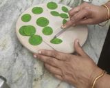 गुलाब और मोमबत्ती मठरी (gulab aur mombatti mathri recipe in Hindi) रेसिपी चरण 5 फोटो