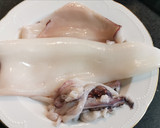 Foto del paso 1 de la receta: Calamar relleno de sus tentáculos, aletas y Cigala