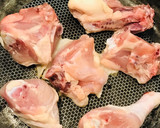 Foto del paso 1 de la receta: Guiso de arroz con pata muslo 🍗 de pollo