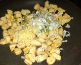 Foto del paso 2 de la receta: Pollo al verdeo con crema