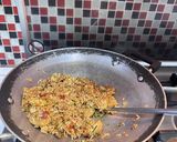 Foto langkah ke 2 dari resep Nasi Goreng Sosis Daun Jeruk.