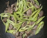 รูปขั้นตอนการทำที่ 4 ของ 🌶️ผัดพริกสดเครื่องในไก่🌶️