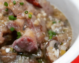 Foto del paso 10 de la receta: Pies de cerdo y setas en salsa picante de puerros y almendras