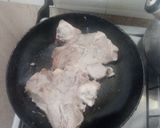 Foto del paso 2 de la receta: Chuletas encebollada con huevos fritos