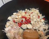 A picture of step 4 of Malaysian style Mie goreng.
