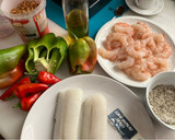 Foto del paso 1 de la receta: Bacalao skrei con gambones al ajillo, sobre cama de pimientos