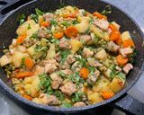 Une image de l'étape 26 de Poulet aux carottes, panais, petits pois et pommes de terre.
