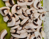 Foto del paso 4 de la receta: Carrilleras ibéricas en salsa de berenjena y champiñones
