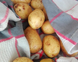 Foto del paso 2 de la receta: Chuletas de cordero con patatas y rábanos asados en su piel