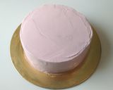 Foto del passaggio 8 della ricetta Torta alle fragole effetto gelato