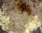 รูปขั้นตอนการทำที่ 4 ของ ผัดโซบะกุ้งกระเทียม (Stir-Fried Soba Noodles with Shrimp and Garlic)