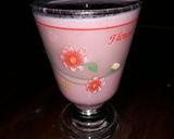 Foto langkah ke 2 dari resep Strawberry milkshake.
