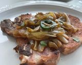 Foto del paso 3 de la receta: Chuletas ahumadas encebolladas