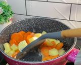 Foto langkah ke 3 dari resep Saffron Vegetables Soup.