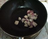 รูปขั้นตอนการทำที่ 2 ของ หมูผัดเห็ดกระเทียมและพาสลี่ย์