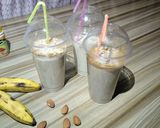 A picture of step 2 of Banana and almond smoothie.