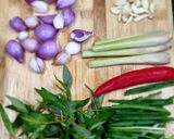 Hình bước làm 1 của món Hến Xào Xúc Bánh Đa