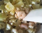 Foto del paso 4 de la receta: Patatas aliñas con gambas