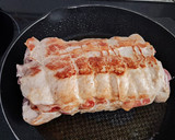 Foto del paso 7 de la receta: Lomo relleno de ciruelas, piñones, bacon, jamón York y queso