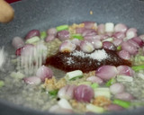Foto langkah ke 5 dari resep Sayap Ayam Goreng dengan Oseng Bawang Devina Hermawan.