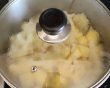 Foto del paso 2 de la receta: Repollo con patatas al ajo y pimentón