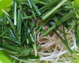 Hình bước làm 1 của món Giá hẹ xào tỏi