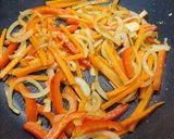 Foto del paso 2 de la receta: Fideos con pollo agridulce y verduras salteadas