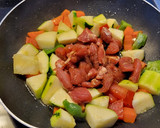 Foto del paso 5 de la receta: Arroz con lentejas, solomillo y verduras al curry