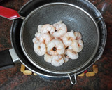 Foto del paso 1 de la receta: Aperitivo de gambas fritas con mojo de pimiento del piquillo