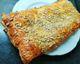Foto del paso 10 de la receta: Hojaldre de york y queso con cobertura de pipas de girasol