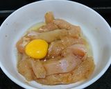 Hình bước làm 2 của món Ức gà lăn snacks khoai tây nướng giòn
