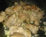 Foto del paso 1 de la receta: Estofado de recortes de cerdo