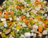 Foto del paso 2 de la receta: Codornices con salsa de verduras, de salsa de soja y salsa de ostras