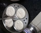 सुज़ी की मजेदार नरम इडली(Suji ki majedar Idli recipe in Hindi) रेसिपी चरण 3 फोटो